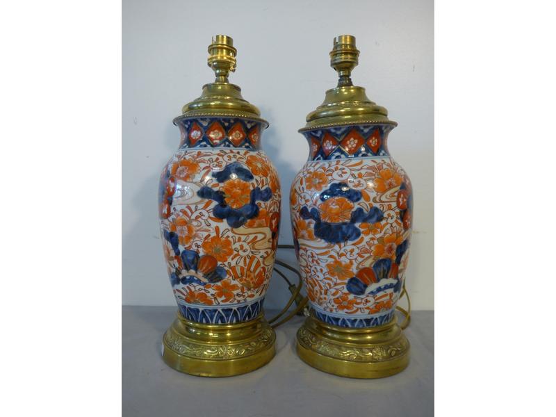 PAIRE DE LAMPES ovoïdes en porcelaine à décor...