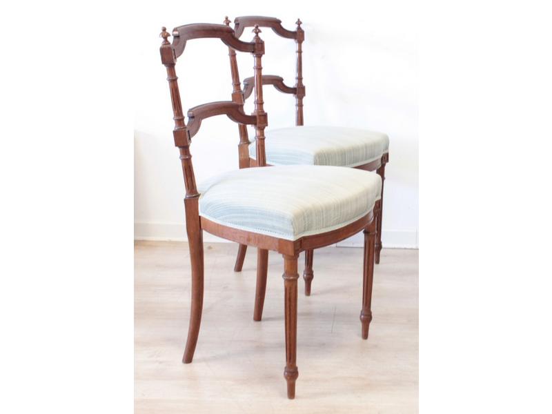 PAIRE DE CHAISES volantes en chêne ciré,...