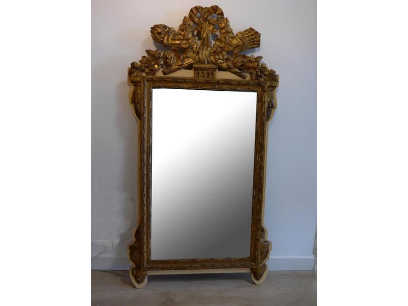 MIROIR rectangulaire dans un cadre en bois...