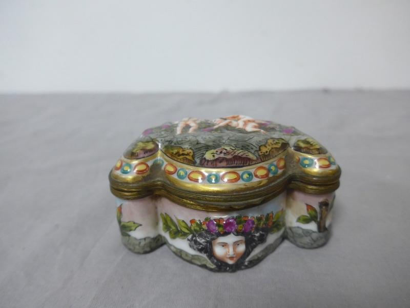 BOÎTE TABATIERE de forme chantournée en porcelaine...