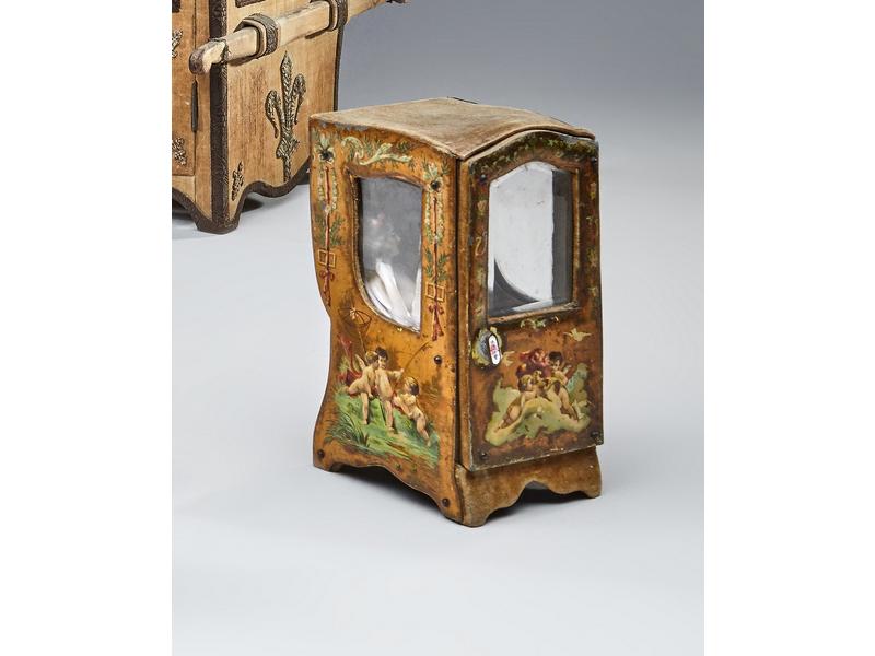BOÎTE en forme de chaise à porteur, à décor...