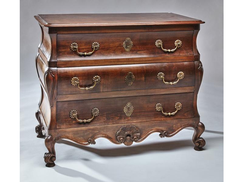 COMMODE galbée toutes faces en bois sculpté...