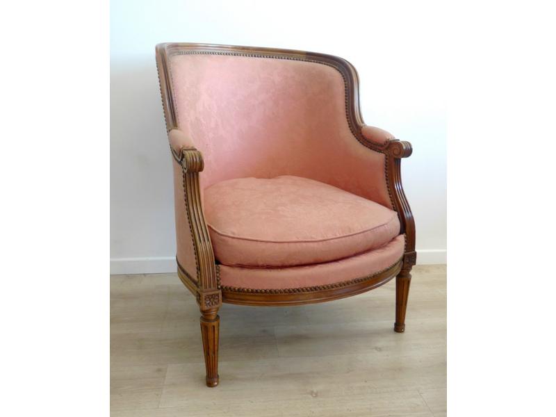 BERGERE à dossier ceintré en bois mouluré...