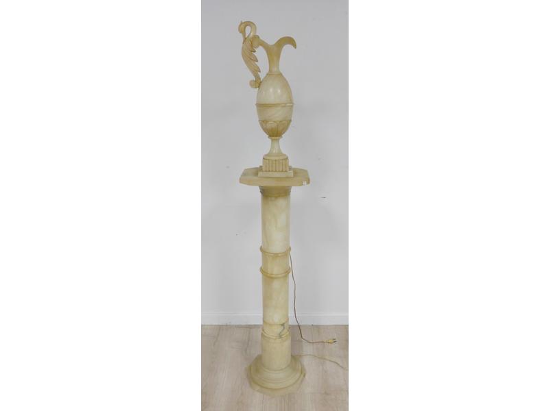 LAMPE SUR SELLETTE en albâtre sculpté, en...