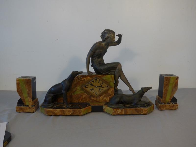 GARNITURE DE CHEMINEE en marbre noir et onyx,...