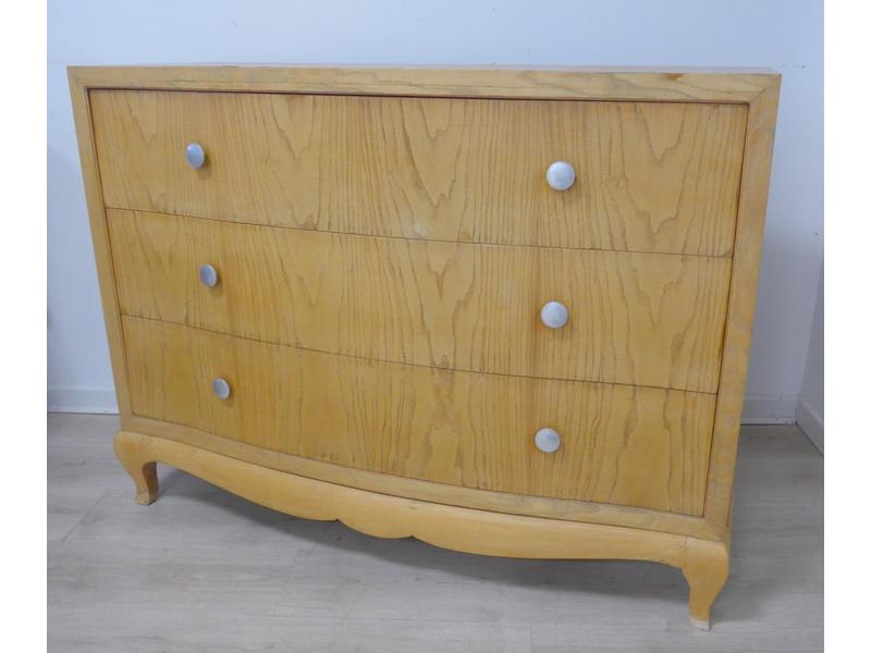 COMMODE légèrement galbée en chêne et placage...