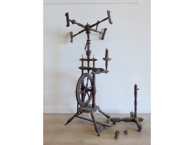 ROUET ET DEVIDOIR en bois sculpté et tourné...