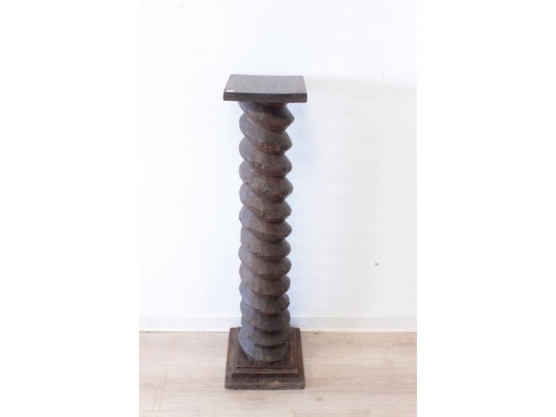 SELETTE en vis en chêne sculpté.
