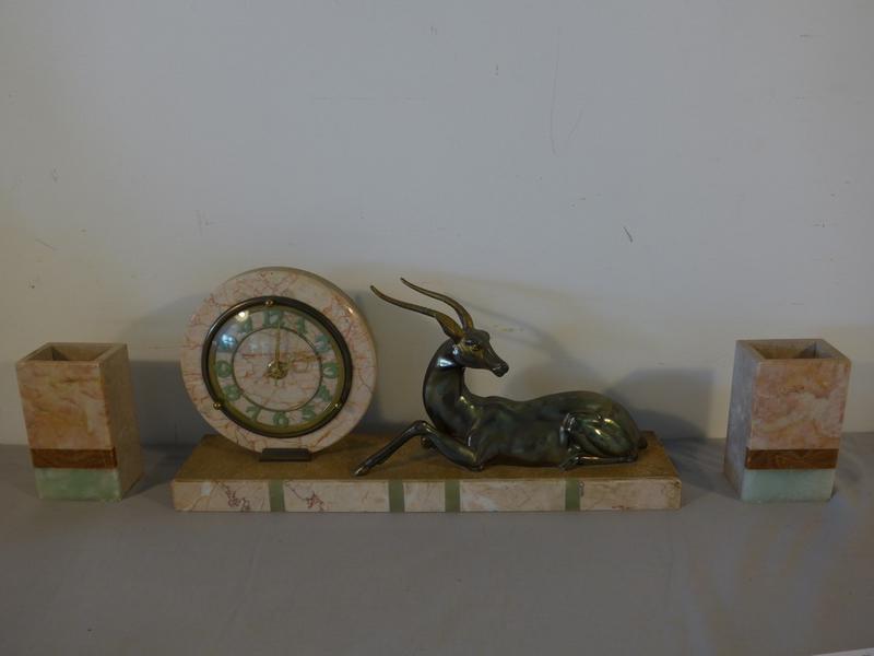 GARNITURE DE CHEMINEE en marbre et onyx comprenant...