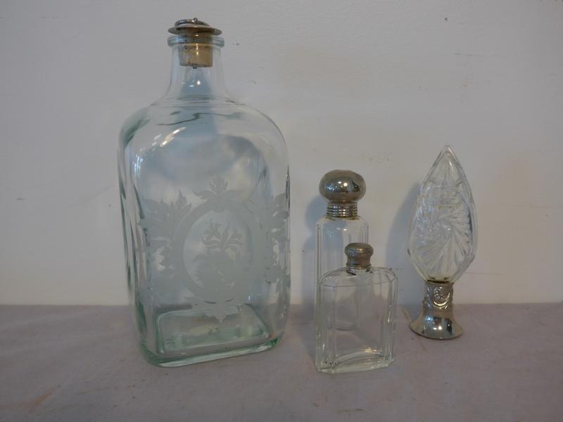 LOT DE QUATRE FLACONS en verre monture en...