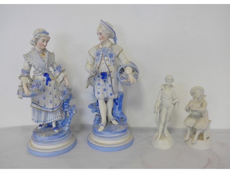 QUATRE FIGURINES EN BISCUIT comprenant: un...