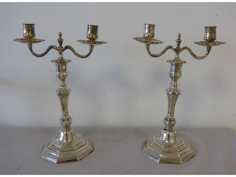 PAIRE DE BOUTS DE TABLE en bronze argenté...