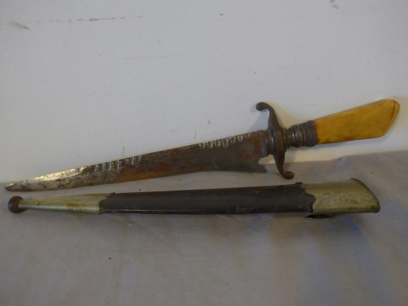 DAGUE DE CHASSE à lame acier cranté sur le...