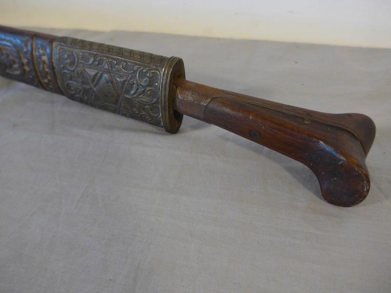 MACHETTE à lame en acier et manche en bois...