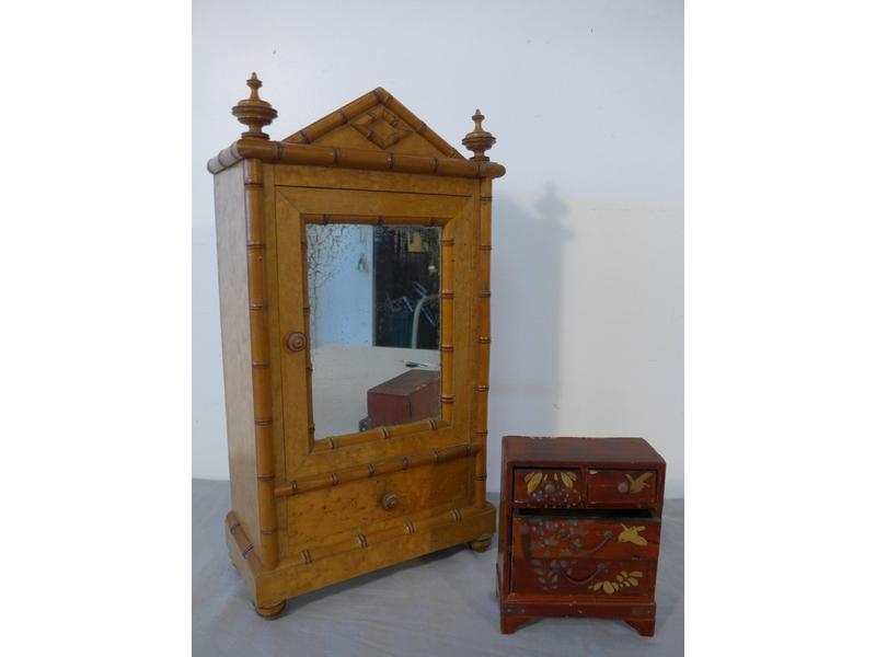 ARMOIRE DE POUPEE en pin et placage d'érable...