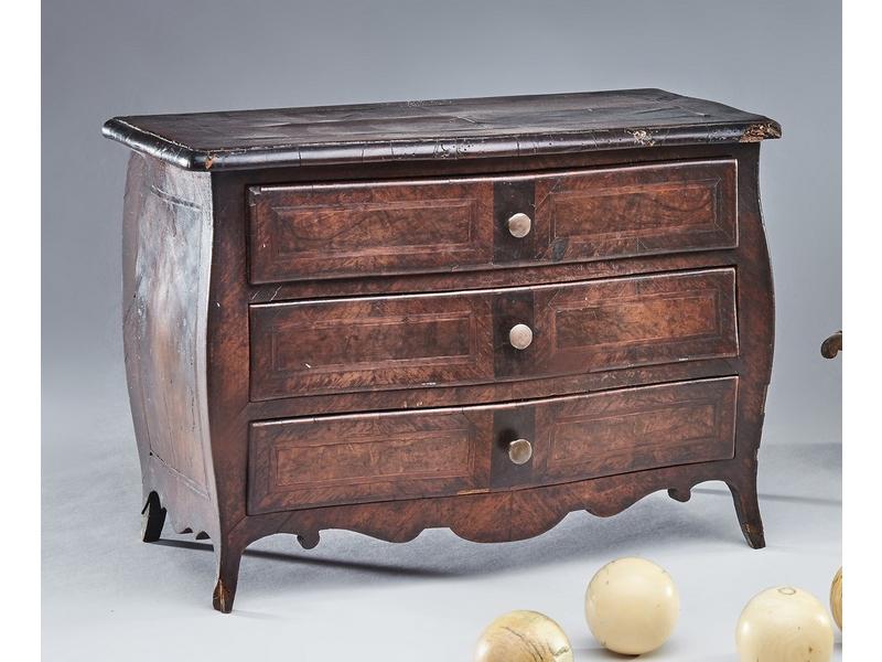 PETITE COMMODE DE MAITRISE de forme tombeau...