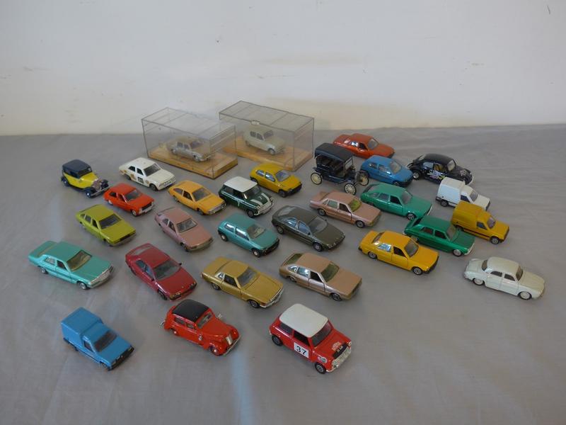 ENSEMBLE DE VEHICULES 1/43e de marques différentes...