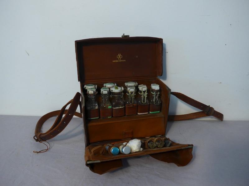 NECESSAIRE DE MEDECIN de campagne contenant...
