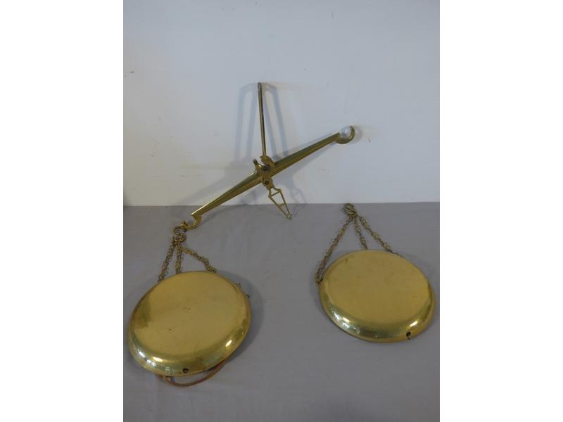 BALANCE A PLATEAUX en bronze et laiton bras...