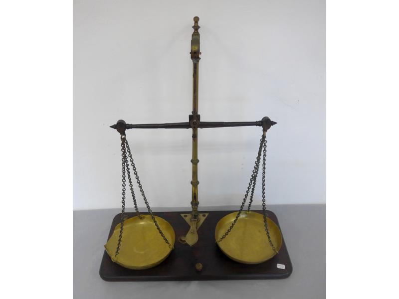 BALANCE probablement de pharmacie en bronze...