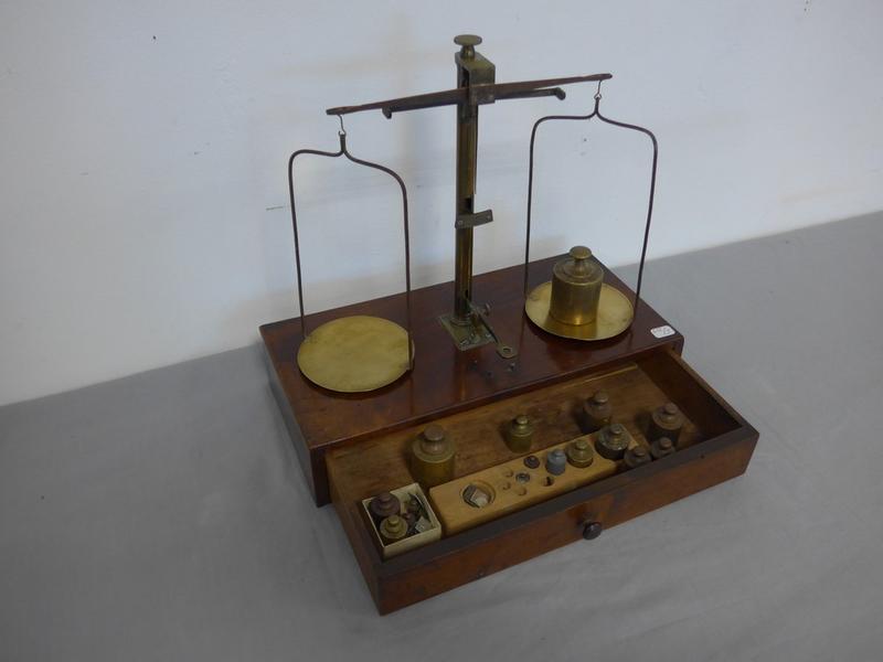 BALANCE en laiton et bronze sur une boîte...