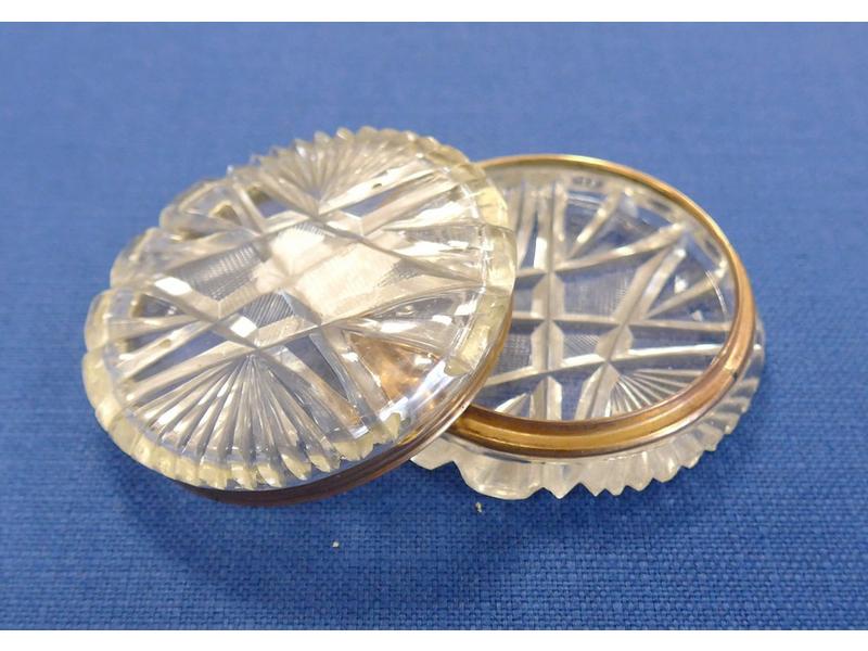 BOÎTE ronde en verre taillé et cerclée de...