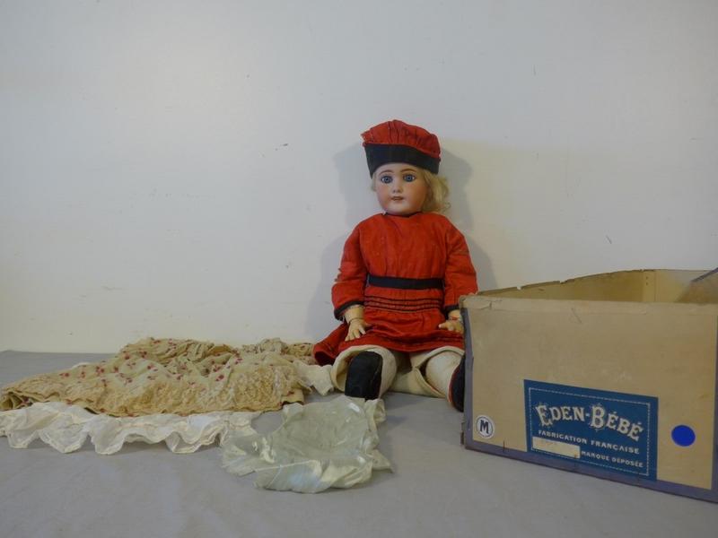 POUPEE à tête en porcelaine, bouche ouverte,...