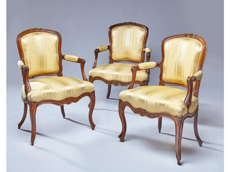 SUITE DE TROIS FAUTEUILS à dossier violonné...