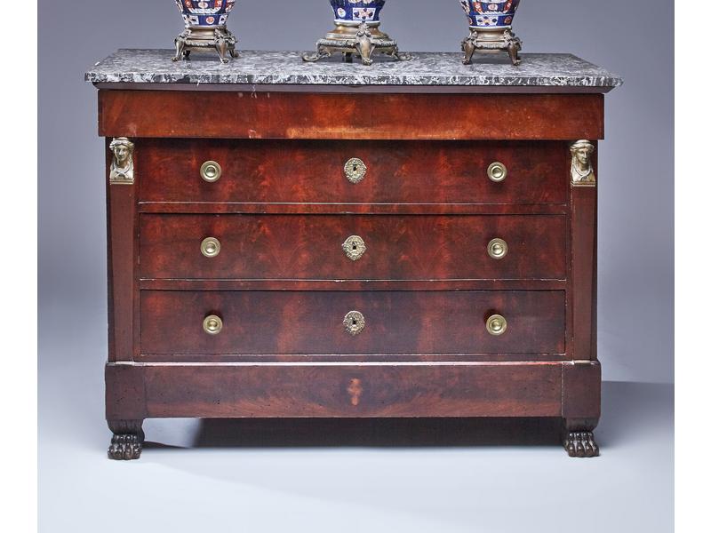 COMMODE rectangulaire en placage d'acajou...