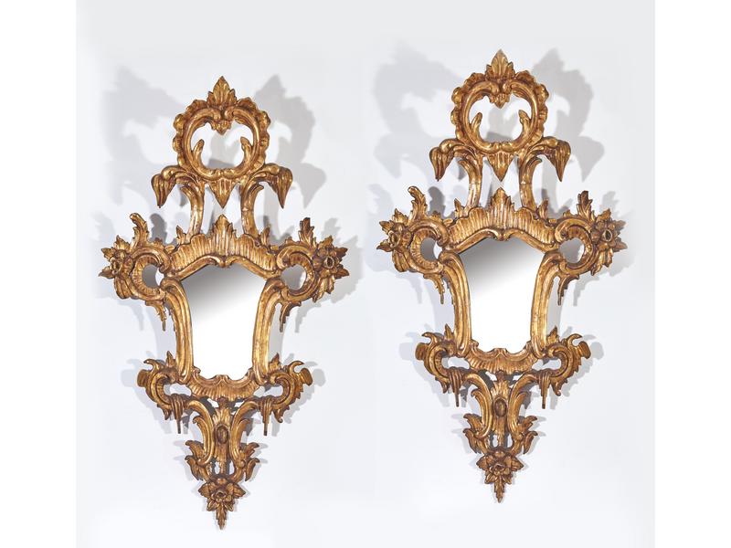 PAIRE DE MIROIRS dans des cadres en bois...