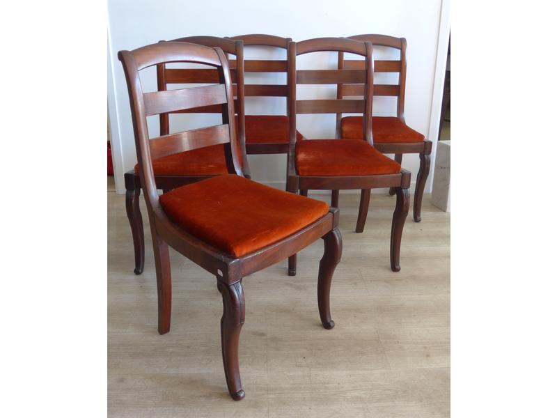 CINQ CHAISES à châssis en acajou, dossier...