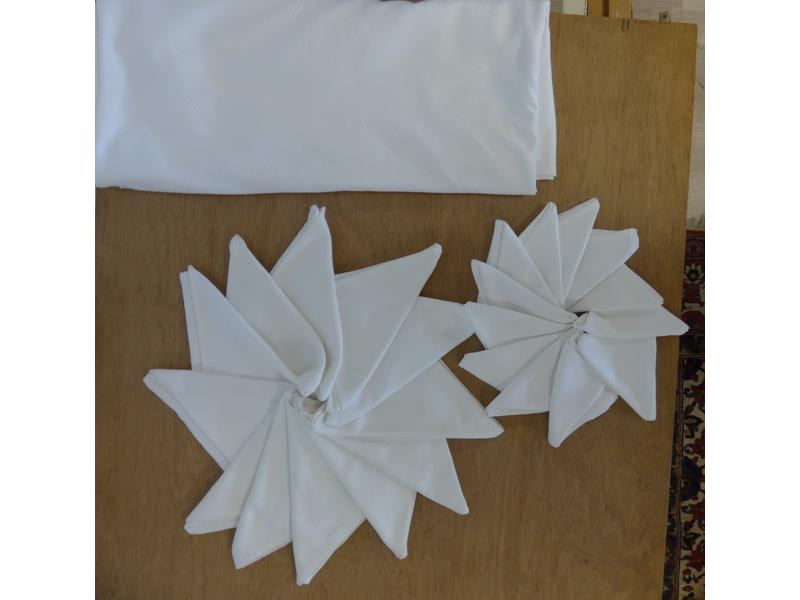 DOUZE GRANDES SERVIETTES DE TABLE, DOUZE...