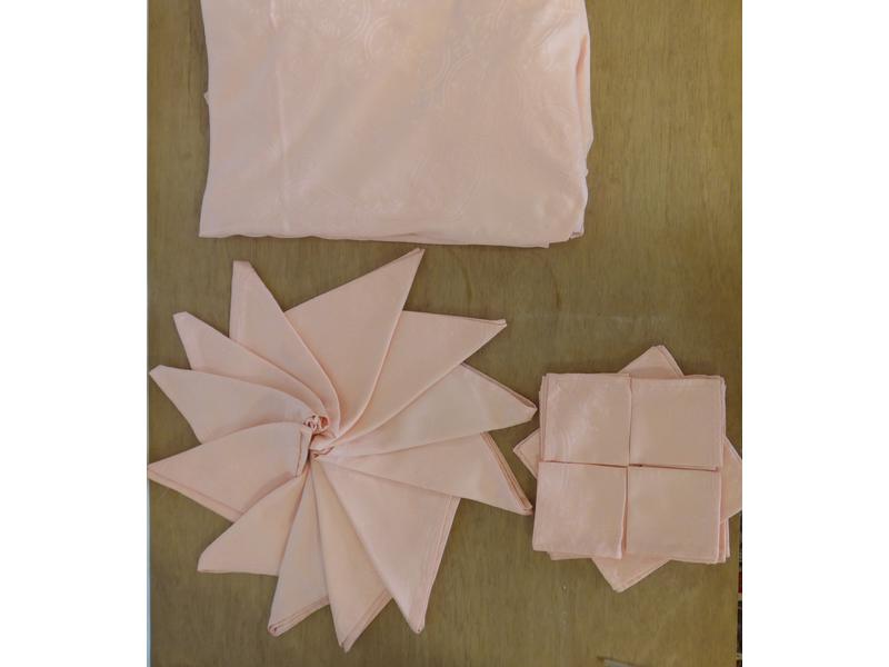 DOUZE GRANDES SERVIETTES DE TABLE, DOUZE...