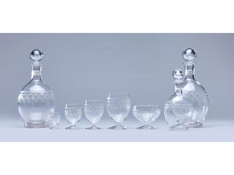 BEAU SERVICE DE VERRES en cristal gravés...