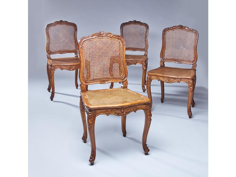 SUITE DE QUATRE CHAISES cannées, à dossier...