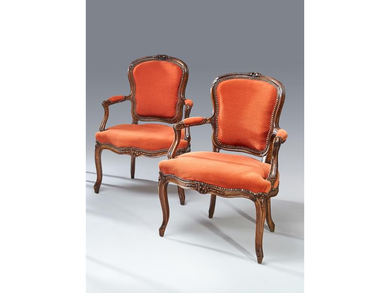 PAIRE DE FAUTEUILS à dossier cabriolet, en...