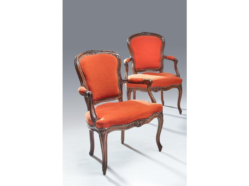PAIRE DE FAUTEUILS à dossier cabriolet en...