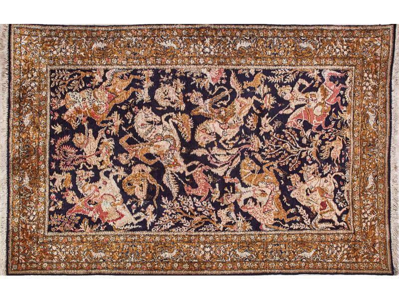 TAPIS en soie à décor polychrome de cavaliers...