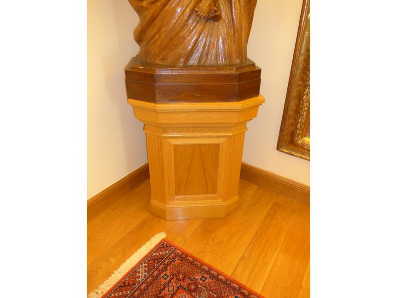 PIEDESTAL octogonal en chêne clair sculpté....