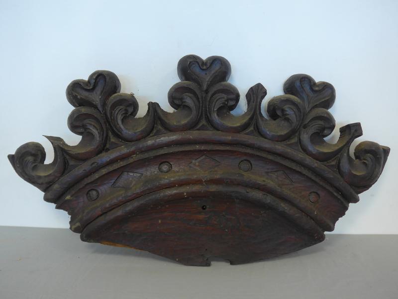 COURONNE en chêne sculptée en bas-relief...