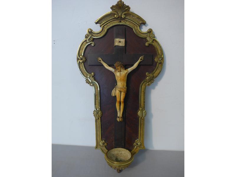 CHRIST en ivoire dans un cadre formant bénitier...