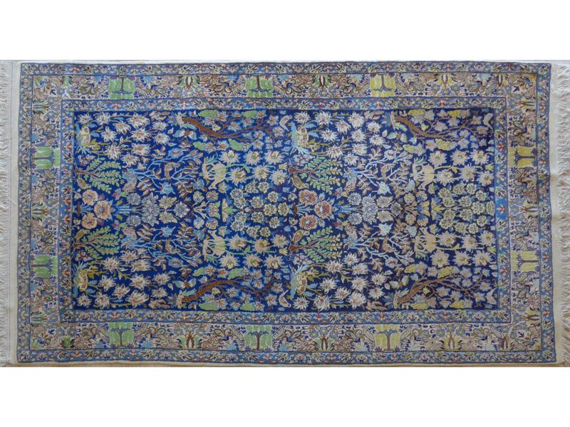 TAPIS en laine et soie à décor d'animaux...