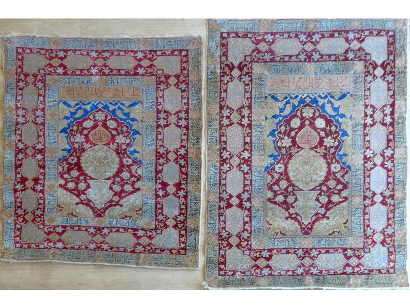 PAIRE DE PETITS TAPIS en soie et fils dorés...