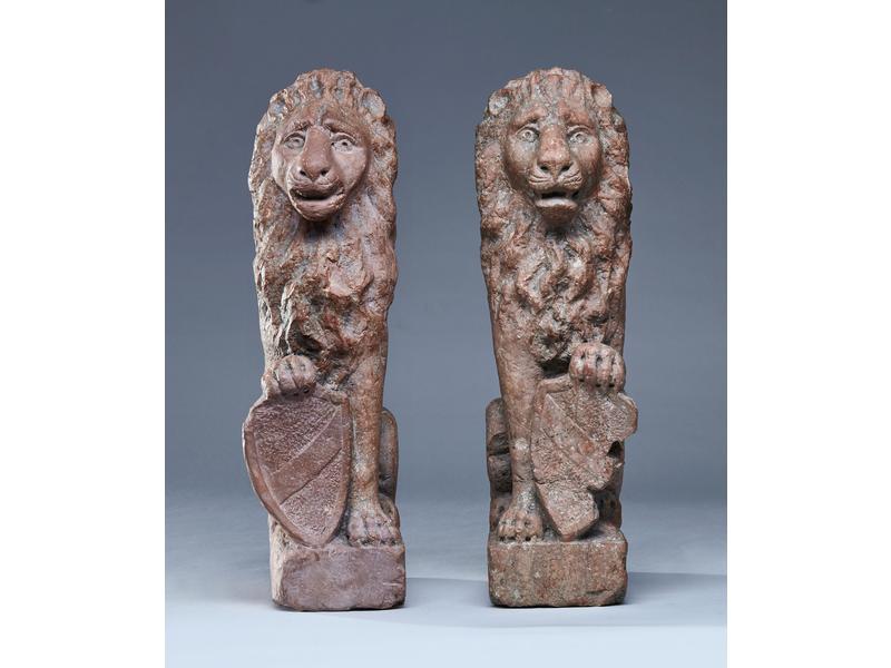 PAIRE DE LIONS assis tenant un écusson dans...