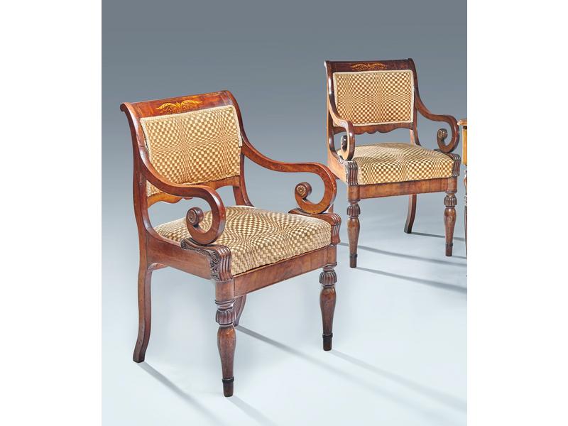 PAIRE DE FAUTEUILS à châssis en acajou, dossier...