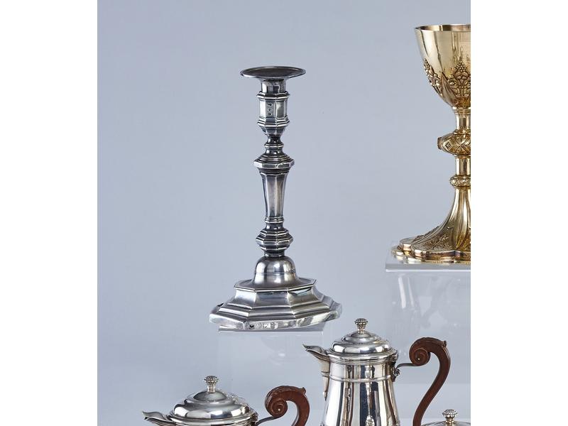 FLAMBEAU et une bobèche en argent, modèle...