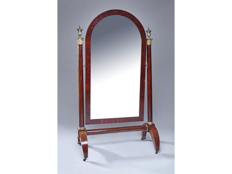 MIROIR en psychée en placage d'acajou, les...