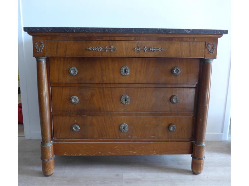 COMMODE rectangulaire en placage d'acajou...