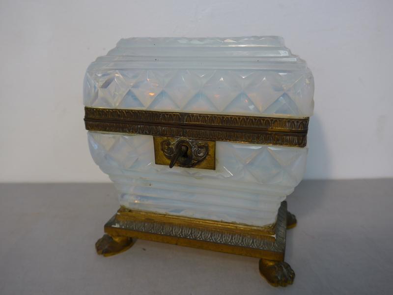 PETIT COFFRET de forme tombeau en verre opalescent...