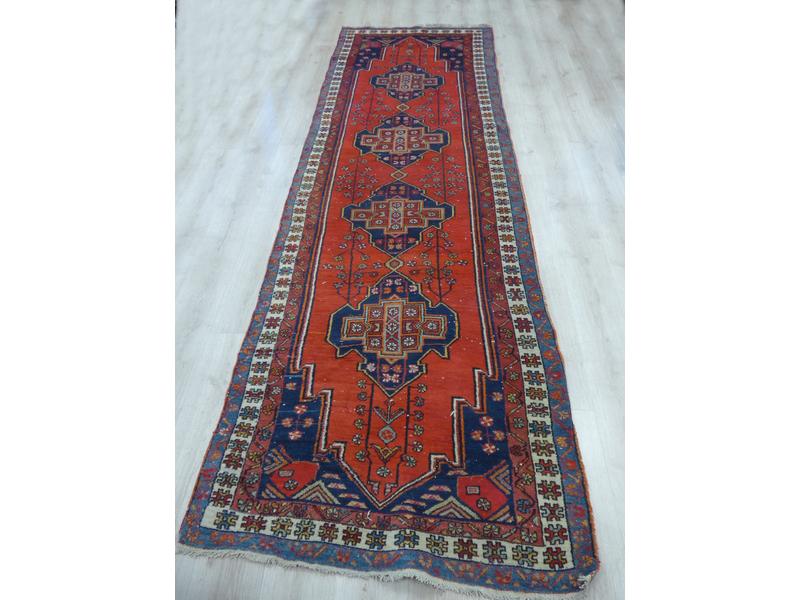 TAPIS GALERIE en laine à décor de quatre...